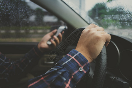 路细胞驾驶汽车交通和辆概念时使用电话的人手紧靠近身小工具图片
