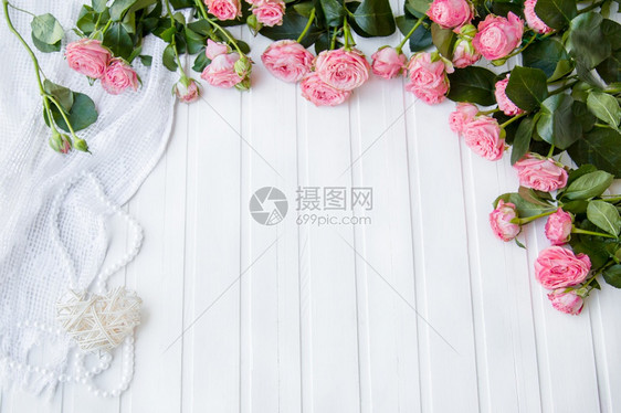 白色的婚礼抽象在明亮桌子上用美丽粉红玫瑰和叶子组成的文字位置在明亮的桌子上用美丽粉红玫瑰和叶子组成文字图片