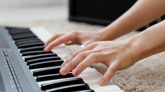 女音乐家玩钢琴键盘高清晰度照片质量品笔记解析度娱乐图片