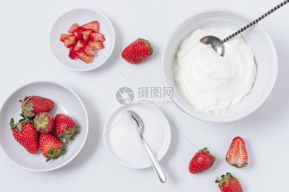 高清晰度照片顶端观摩酸奶碗和草莓桌彩色照片优质上面的酸奶碗和草莓桌木头生的活力图片