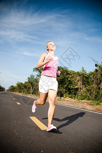 成人幸福服装在路上奔跑的年轻美女主题因运动而模糊不清图片