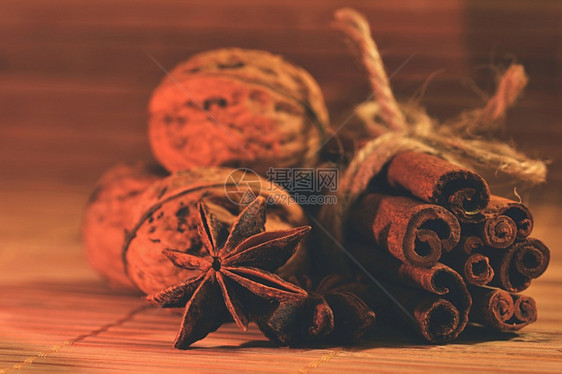 老的新鲜肉桂和星在木背景上有香味料用于圣诞节和冬季烹饪的美丽香调味品辛辣的图片