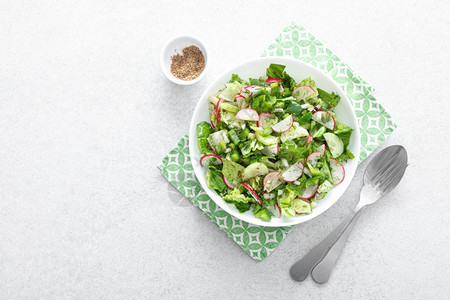 沙拉一碗新鲜蔬菜配有萝卜黄瓜罗马素生菜胡椒和绿抗氧化剂青自然图片