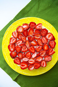 烘烤的美丽草莓蛋糕在桌子上绿色餐巾纸封闭的美丽草莓蛋糕在桌子上水果新的图片