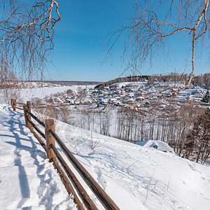 俄语省级罗斯伏尔加河岸上的普利奥斯镇冬季从大教堂山的风景白色图片