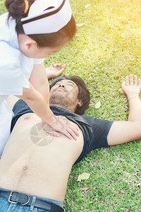 给草场上男人做心肺复苏手术的护士健康支持事故图片