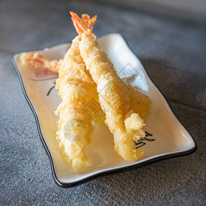 盘子海日本人Temtura虾在深灰石本底的长方形白板上服役图片