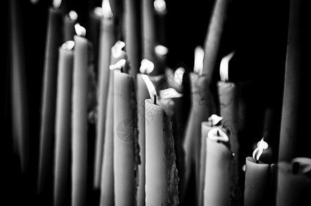 假期松弛在传统火焰和信仰下燃烧蜡烛的寺庙图片