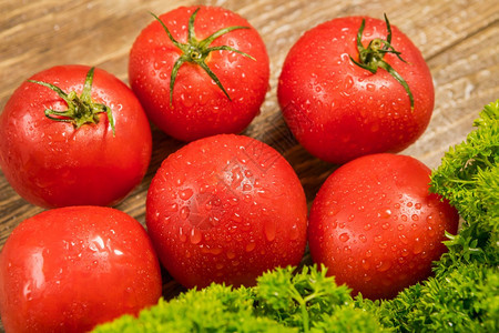 明亮的有机新鲜西红柿堆叠在木制餐桌上食物成分蔬菜背景厨房图片