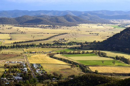 颜色澳大利亚空洞的美丽乡村地区小镇有彩色明亮的田地图片