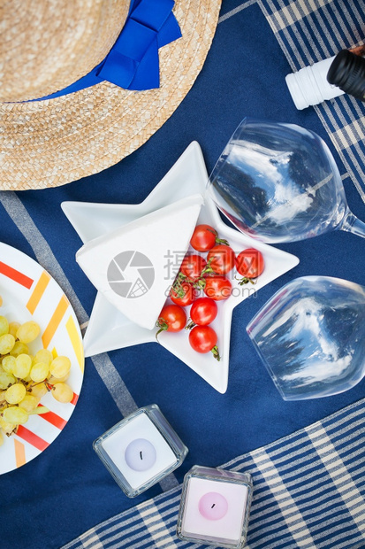 提供法国风格的暑假野餐提供法语风格的夏日野餐有机美味果汁图片