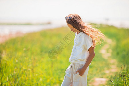 天堂小女孩的肖像在湖上走边和苏默尔年轻美丽的女孩在一起玩得开心水图片