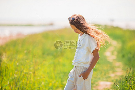 天堂小女孩的肖像在湖上走边和苏默尔年轻美丽的女孩在一起玩得开心水图片