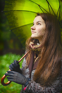 叶子愉快秋天雨林中长发的美丽女孩人们图片