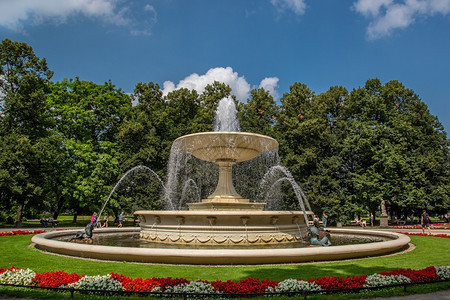 雕像波兰华沙萨斯基公园的历史喷泉华沙萨斯基公园的历史喷泉欧洲天空图片