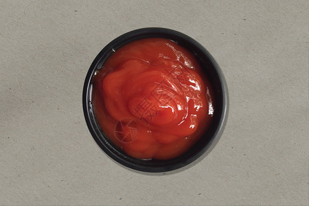 桌子辛辣的塑料在厨房桌上的黑小盘子贴近红美味的番茄酱图片