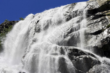 水色蓝的自然Alibek瀑布Dombay山北高加索风景图片