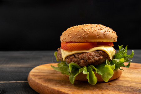 新鲜的自制汉堡包菜生番茄芝士在切开板上免费文字空间美食为了午餐图片