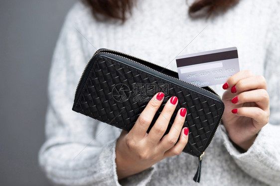 瓜拉纳皮为了消费者妇女正在利用信卡支付商场的货款图片