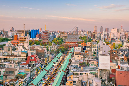 最佳日落时本东京浅草地区的顶端景色门树图片