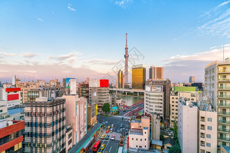 现代的日落时本东京浅草地区的顶端景色市场人们图片