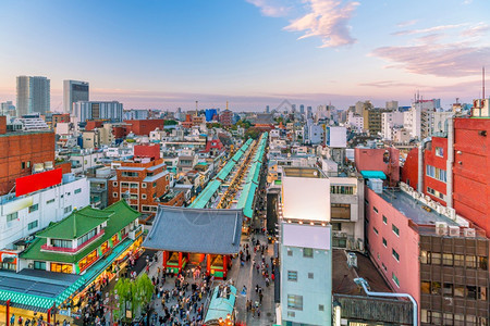 吸引力人们日落时本东京浅草地区的顶端景色标图片