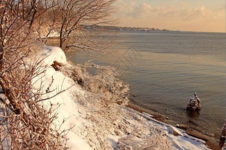 奥尔洛夫季节清晨的阳光下雪覆盖公园早晨图片