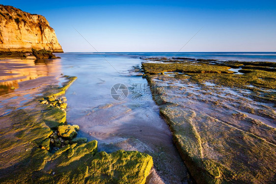 普拉亚卵石海滨葡萄牙阿尔加韦拉各斯的PortodeMos海滩图片