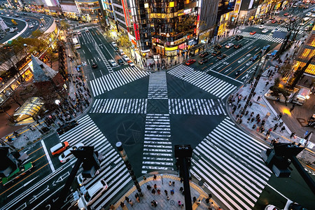 地标现代的夜里日本东京银座十字路口的空中视图商业图片