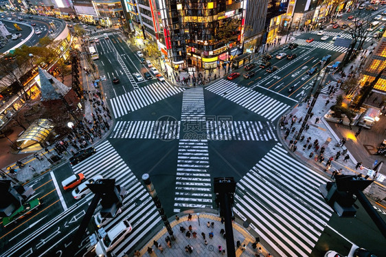 地标现代的夜里日本东京银座十字路口的空中视图商业图片