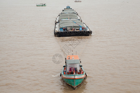 大型货船在河中抽取并划入大型货船物气体传统图片
