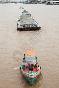 美丽的河流建筑学大型货船在河中抽取并划入大型货船图片