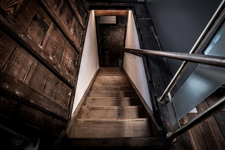 旧木制楼梯下到地室联合王国夜晚深的阴影图片