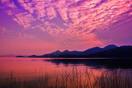 日落时粉红色的天空图片