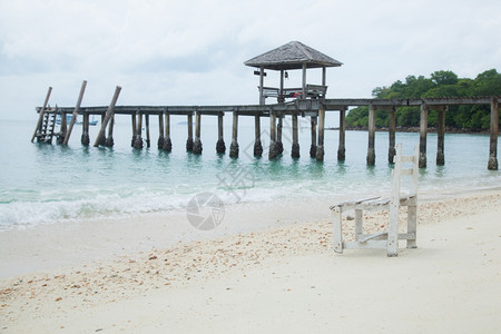 小路温暖的泰国白木桌椅在桥后到海边的滩上图片