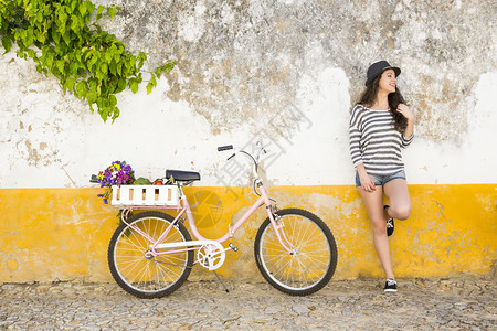 一种女游客像当地人一样生活在当地购买新鲜蔬菜后骑自行车外部假期图片