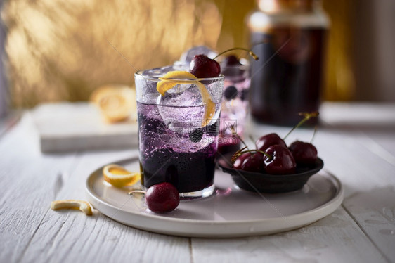 新鲜蓝莓鸡尾酒加柠檬皮和樱桃新鲜的红色莫吉托图片