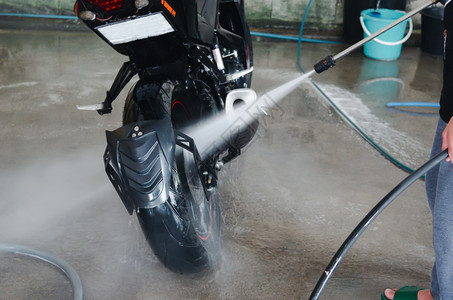 店铺泡沫清理洗车店的摩托手间压力图片