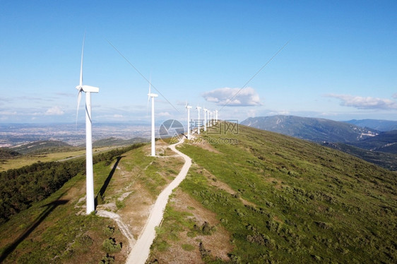 保护电的在美丽蓝天上生产可再能源的风车农场鸟瞰图为可持续发展产生清洁可再能源的风力涡轮机高质量4k镜头在美丽的蓝天上生产可再能源图片
