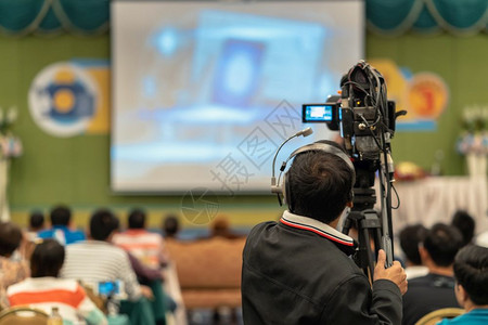 曼谷技术在会议室厅或研讨议活动和研讨会制作概念上播放屏幕摄影机的后边拍照片给亚洲演讲人的照片台上临时穿着便衣的亚洲演讲人现在会议图片