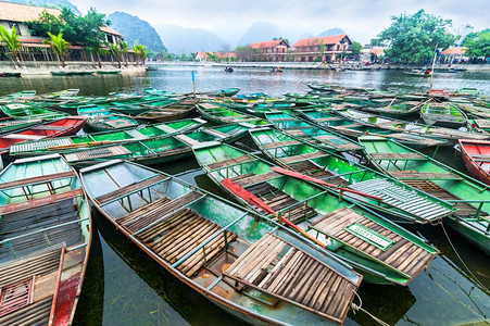 蓝色的亚洲热带清晨越南在河上的船只越南TamCocNinhBinh旅行地貌和目的图片