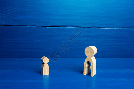 生殖一个有空洞的母亲和一个孩子的木制小雕像孩子离开父母的概念剥夺拒绝监护概念放弃木制的心理图片