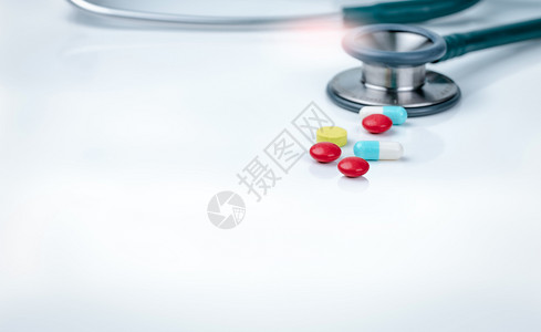 听诊器与药物背景图片