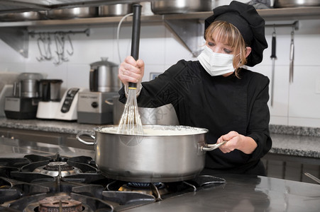 在商业厨房工作的自信女厨师肖像高质量照片在商业厨房工作的自信女厨师肖像专业知识自信的职员图片