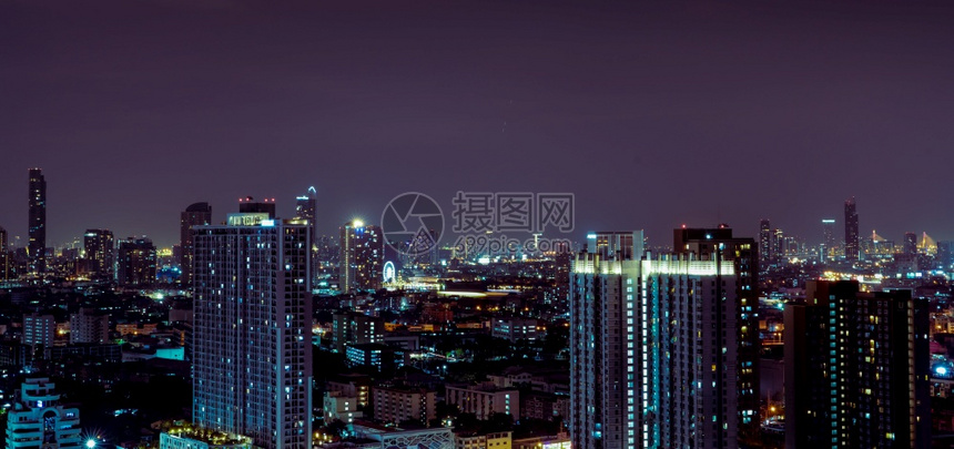 商业现代建筑办公楼天窗夜空中风景美艳的天空大桥以及市内夜光明亮的公寓式金融中心大楼的城市景象在中塔财产图片