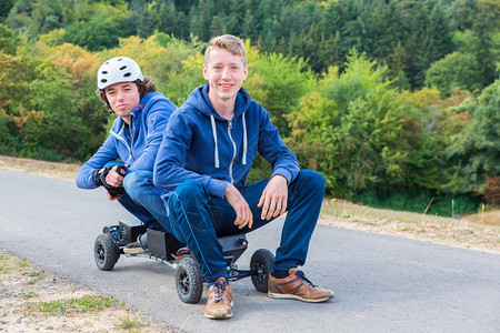 运输两个年轻的荷兰人坐在山上自然而地坐在一起荷兰语电图片