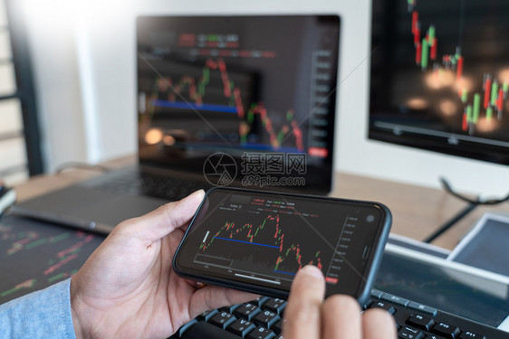 钱或者货币工作商人经纪或贸易商团队谈论股票市场多台计算机屏幕上的反面对交易金融图表数据分析进行投资的金融图表数据分析图片