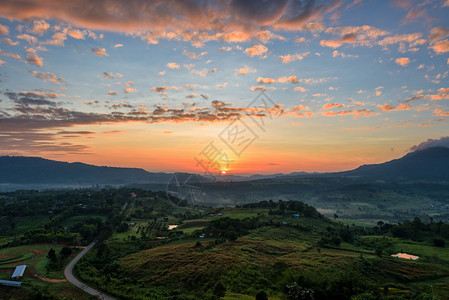 KhaoTakhianNgoViewPoint日出时色彩缤纷的天空和山脉美丽自然景观泰国Phetchabun的Kho景点的日出蓝图片