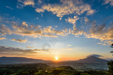 蓝色的公园日落KhaoTakhianNgoViewPoint日出时色彩缤纷的天空和山脉美丽自然景观泰国Phetchabun的Kh图片