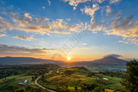 碧差汶户外日落KhaoTakhianNgoViewPoint日出时色彩缤纷的天空和山脉美丽自然景观泰国Phetchabun的Kh图片